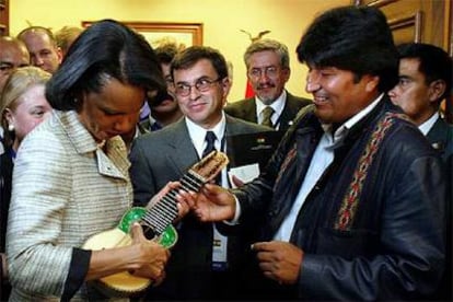 Rice toca el charango forrado de hojas de coca, regalo de Evo Morales, ayer en Valparaíso.