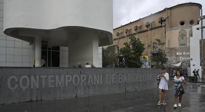 El Macba i l'antiga Capella de la Misericòrdia, a la dreta.