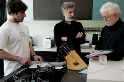 Quim Gutiérrez, Leonardo Sbaraglia y Pedro Almodóvar, en los ensayos de 'Amarga Navidad'.