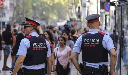 Dos mossos patrullen per Barcelona.