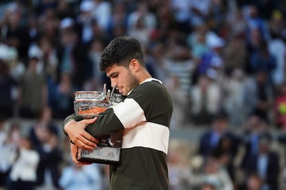 Carlos Alcaraz abraza el trofeo tras ganar en la final contra Sinner.