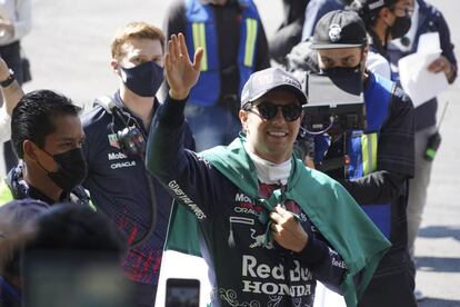 Checo Pérez, tras dar una decena de vueltas, bajó del auto para saludar a los aficionados.