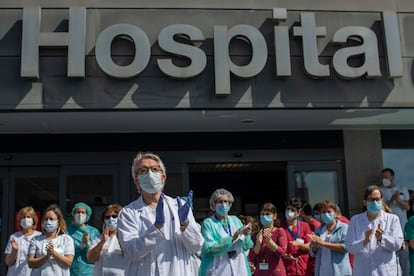 Sanitarios del Hospital de La Paz, en Madrid, homenajean a un compañero fallecido por coronavirus.