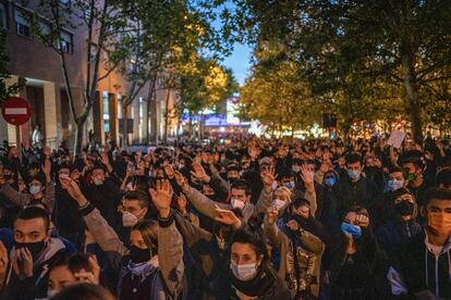 Cientos de personas se han manifestado en “solidaridad con los detenidos de vallecas” que hubo durante la concentración del viernes frente a la Asamblea de Madrid.