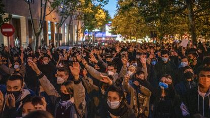 Cientos de personas se han manifestado en “solidaridad con los detenidos de vallecas” que hubo durante la concentración del viernes frente a la Asamblea de Madrid.