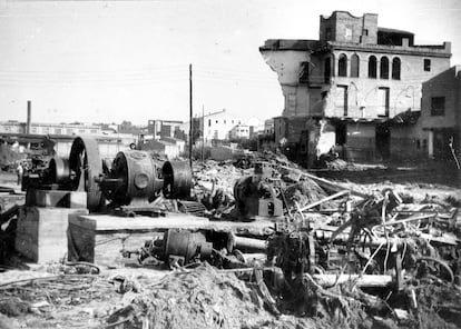 1962. Un millar de víctimas de riadas en las riadas del Vallès. En la madrugada del 25 de septiembre de 1962, un temporal de lluvia causó el desbordamiento de los ríos Llobregat, Besós y Ripoll en la provincia de Barcelona. Las avenidas de agua se cobraron 257 vidas entre las personas que dormían en sus casas —sobre todo, entre los inmigrantes que habitaban en precarias chabolas—, instaladas en las rieras secas de Terrassa, Sabadell, Montcada, Rubí, Cornellá y Gavá. El balance de muertos en toda la zona rondó el millar. En la imagen, viviendas destruidas en la zona del Escardívol de Rubí. 