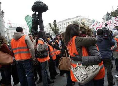 Trabajadores de Air Madrid, durante la concentración de ayer en la Puerta del Sol de la capital.