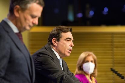 El vicepresidente de la Comisión Europea Margaritis Schinas, este martes en Bruselas entre el portavoz del Ejecutivo, Éric Mamer, y la comisaria Stella Kyriakides.