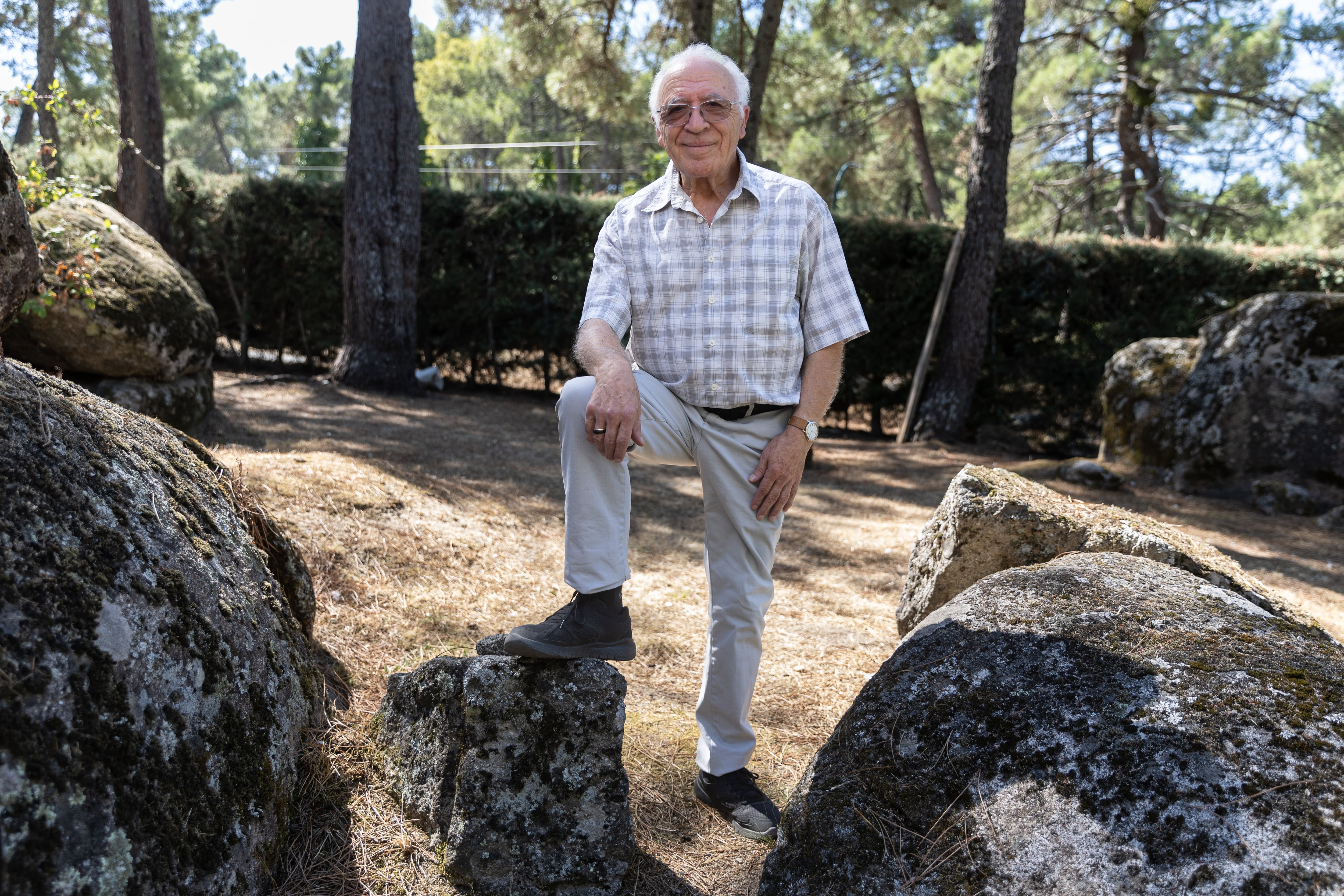 Juan José Tamayo, teólogo y filósofo, en su casa de Cadalso de los Vidrios.