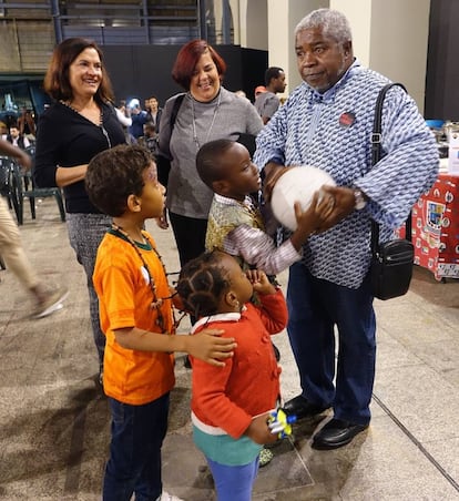 Teodoro Mbondyale de la FAAC con algunos niños