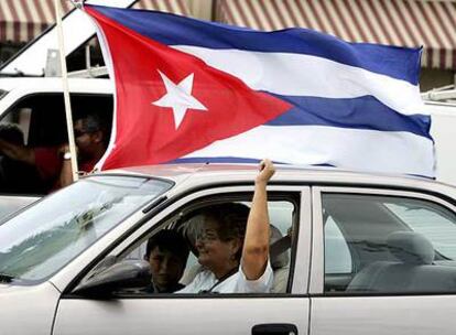 Una mujer participa en una manifestación de coches el 1 de agosto de 2006 en Miami tras conocer las noticias sobre la enfermedad de Castro.