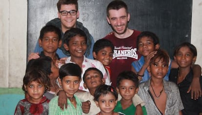 Nos colamos en clase con la profesora Higmani quien dejó que los niños y niñas del slum de Rhasula Bhen se tomaran un pequeño descanso en la clase.