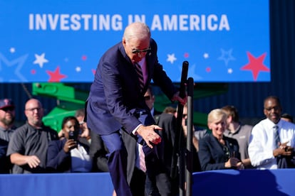 El presidente Joe Biden tropieza mientras camina hacia el escenario para hablar en Filadelfia, el 13 de octubre de 2023.