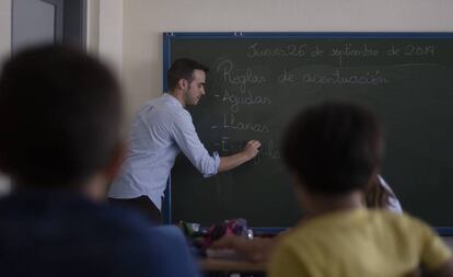 Un profesor da clase en el colegio público Doña Rosa Fernández, en Gelves (Sevilla)
