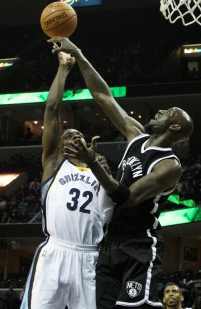 Garnett tapona un lanzamiento de Jeff Green.