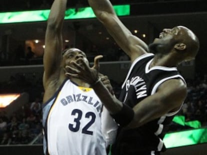 Garnett tapona un lanzamiento de Jeff Green.