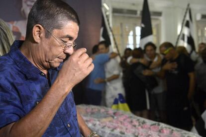 Zeca Pagodinho no velório de Beth Carvalho.