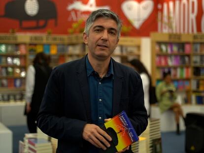 El periodista Javier Rodríguez Marcos en la Feria Internacional del Libro de Guadalajara.