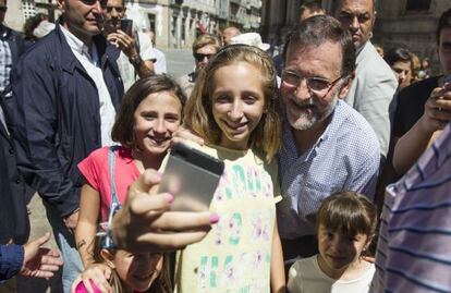 Rajoy se saca fotos con turistas en Ourense este miércoles.