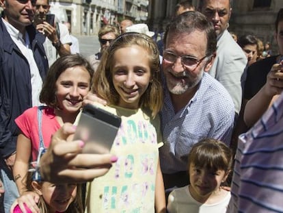 Rajoy se saca fotos con turistas en Ourense este mi&eacute;rcoles. 