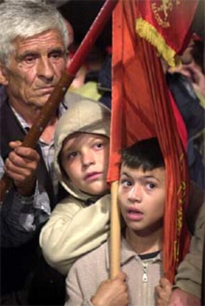 Unos niños sujetan banderas de Macedonia durante un mitin.