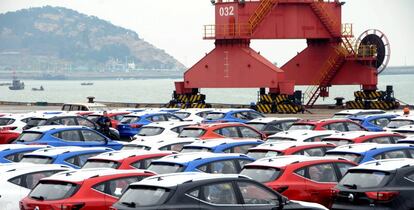 Veh&iacute;culos preparados para ser exportados en un Lianyungang, China.