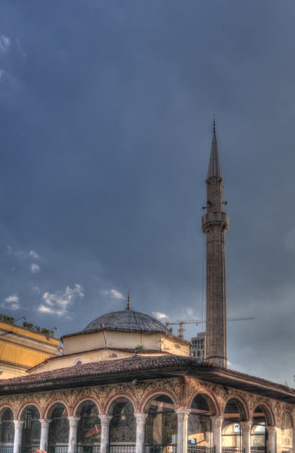 Exterior de la mezquita de Et'em Bey en la plaza Skanderbeg de Tirana (Albania).