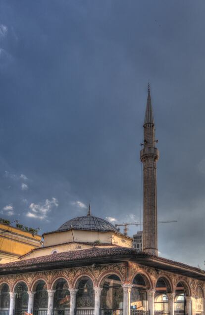 Exterior de la mezquita de Et'em Bey en la plaza Skanderbeg de Tirana (Albania).