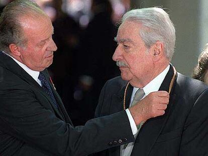 Al recibir su premio, en 1997, el escritor cubano estaba feliz. "Después de haber sido una especie de candidato perenne para este premio, significa para mí el encuentro con la gran literatura española, la que parte desde el propio Cervantes hasta nuestros días". Otro candidato perenne al Cervantes, el Nobel Gabriel García Márquez, renunció un día antes a la posibilidad de que se le concediera el galardón.
