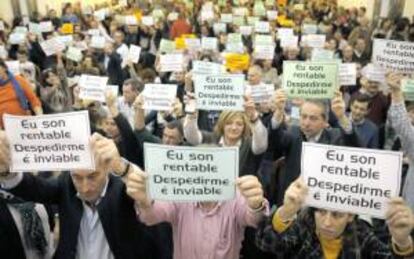 Trabajadores de Novagalicia, procedentes de toda la comunidad, durante la asamblea que se celebró para evaluar la situación creada tras la valoración de la entidad financiera, en Santiago de Compostela. EFE/Archivo