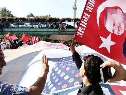 Bandera con el rostro del presidente Erdogan, líder del AKP, Partido de la Justicia y el Desarrollo.
