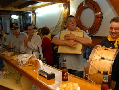 Uno de los grupos de cantores, el viernes por la noche en una taberna del puerto de Ferrol.