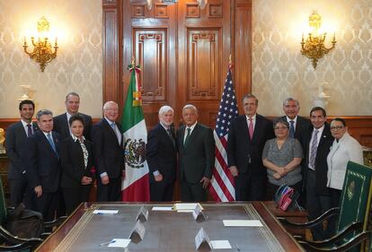Chris Dodd, asesor del presidente Joe Biden, junto a López Obrador, presidente de México, este lunes en Palacio Nacional (Ciudad de México).