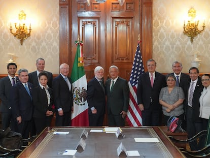 Chris Dodd, asesor del presidente Joe Biden, junto a López Obrador, presidente de México, este lunes en Palacio Nacional (Ciudad de México).