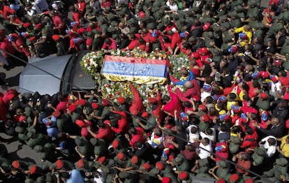 Detalle del féretro del presidente de Venezuela, Hugo Chávez, acompañado por cientos de seguidores. El Ataúd inició el recorrido desde el Hospital Militar Dr. Carlos Arvelo hasta la Academia Militar.