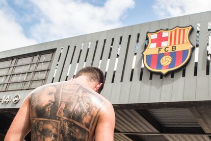 Un fan con un tatuaje de Messi, frente al Camp Nou, este domingo.