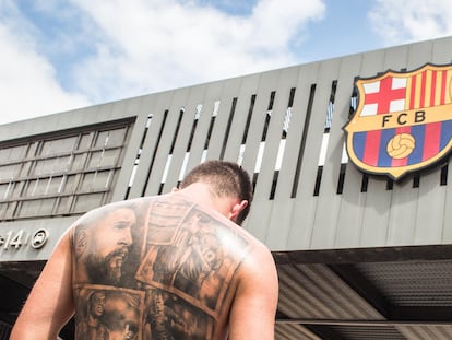 Un fan con un tatuaje de Messi, frente al Camp Nou, este domingo.
