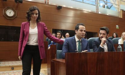 La candidata del PP a la Presidencia de la Comunidad de Madrid, Isabel Díaz Ayuso, saluda al candidato de Ciudadanos Ignacio Aguado.