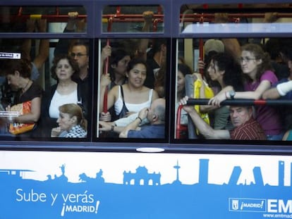 Imagen de archivo de un autobús de la EMT en Madrid durante una jornada de huelga del metro.