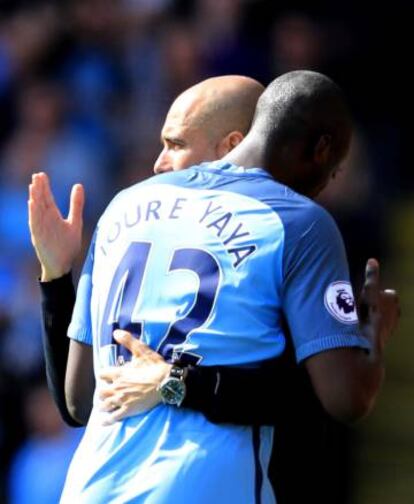 Guardiola abraza a Yaya Touré durante el último partido de la Premier League contra el Watford.