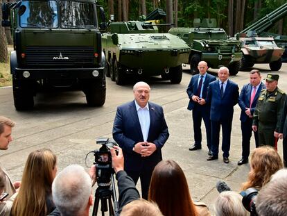 El presidente de Bielorrusia, Aleksandr Lukashenko, atiende a medios durante una visita a una fábrica de misiles en región de Minsk, el 13 de junio.