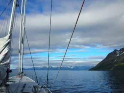 La costa noruega al norte de Tromso desde el velero 'Sterna'.