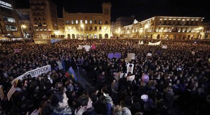 GRAF8020. PAMPLONA, 08/03/2018.- Miles de personas participan esta noche en la pamplonesa Plaza del Castillo en la manifestación que cierra los actos de la primera huelga general feminista. EFE/Jesús Diges