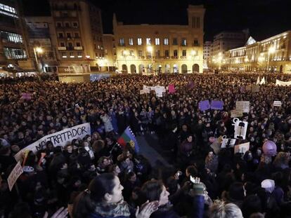 GRAF8020. PAMPLONA, 08/03/2018.- Miles de personas participan esta noche en la pamplonesa Plaza del Castillo en la manifestación que cierra los actos de la primera huelga general feminista. EFE/Jesús Diges