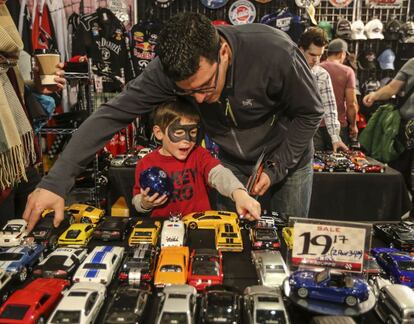 Alessandro, de cinco años, mira unos coches junto a su padre, en una tienda de Toronto (Canadá), el 19 de enero de 2015.