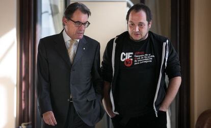 Artur Mas, con el l&iacute;der de la CUP, David Fern&aacute;ndez, este jueves, en el Parlament.