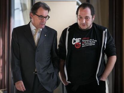 Artur Mas, con el l&iacute;der de la CUP, David Fern&aacute;ndez, este jueves, en el Parlament.