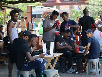 Migrantes haitianos se dedican a la venta informal de productos mientras esperan tarjetas para transitar por vía terrestre, el 21 de noviembre de 2022, en Tapachula (México).