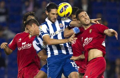 Colotto salta con jugadores de Osasuna por el balón.