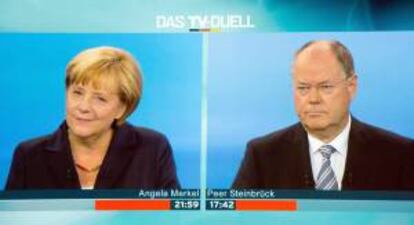 La canciller alemana, Angela Merkel, frente a su rival socialdemócrata Peer Steinbrueck, durante un debate televisivo en los estudios de  Berlin-Adlershof, en Alemania, hoy 1 de septiembre de 2013.